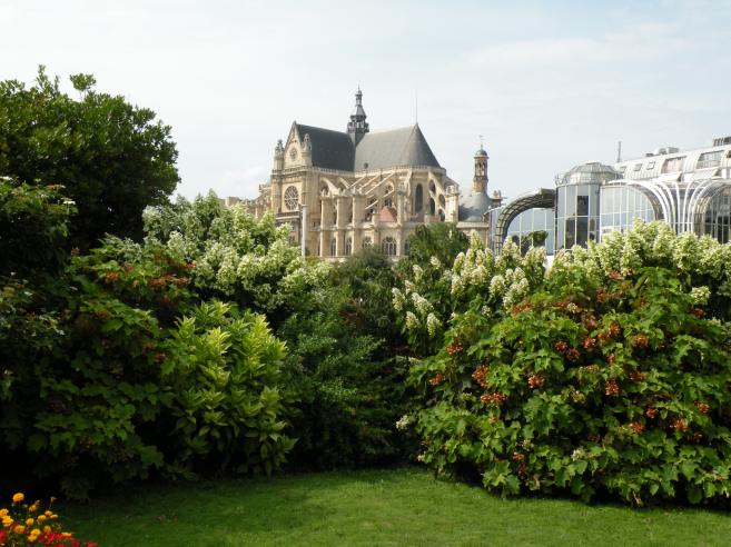  Eglise Saint-Eustache dans un écrin de verdure
